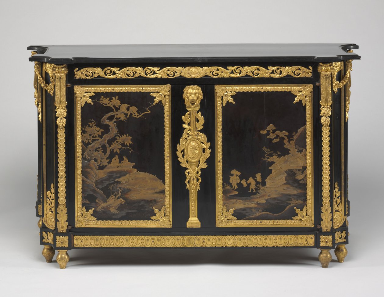 Lipasto (commode), n. 1765-1770 (eebenpuuviilu japanilakkalevyillä, kullatut pronssiset kiinnikkeet ja marmorinen kansi) tekijältä Rene Dubois