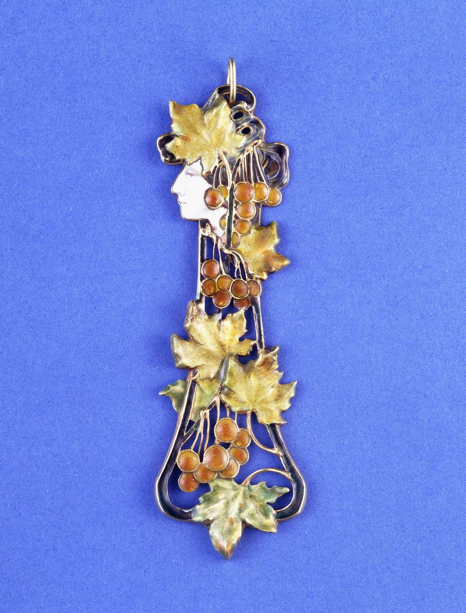 Lalique-riipus, muotoiltu jugendneidon päähän profiilissa, n. 1900 (metalli, emali) tekijältä Rene Jules Lalique