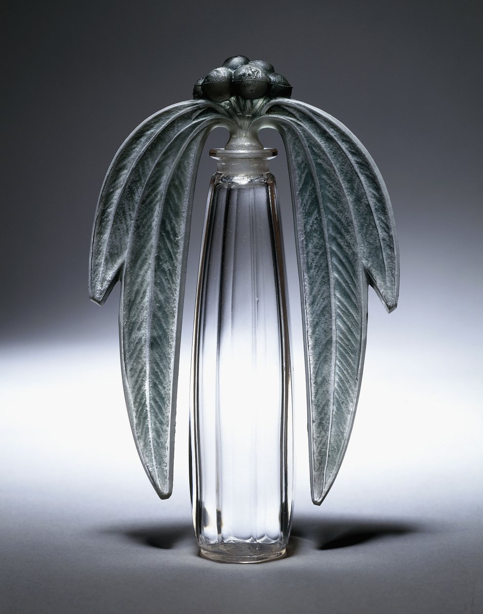Bouchon Eucalyptus, nro 507, n. 1919 (kirkas, himmeä ja vihreä lasimaalaus) tekijältä Rene Jules Lalique