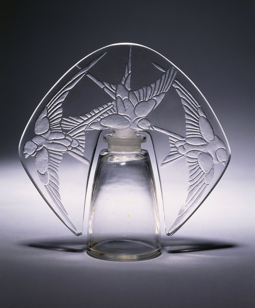 Bouchon Trois Hirondelles nro 496, n. 1920 (kirkas ja himmeä lasi) tekijältä Rene Jules Lalique