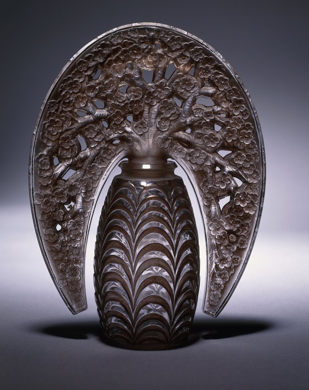 Bouchons Fleurs de Pommiers No. 493, n. 1919 (kirkas ja himmeä vaaleanpunainen lasimaalaus) tekijältä Rene Jules Lalique