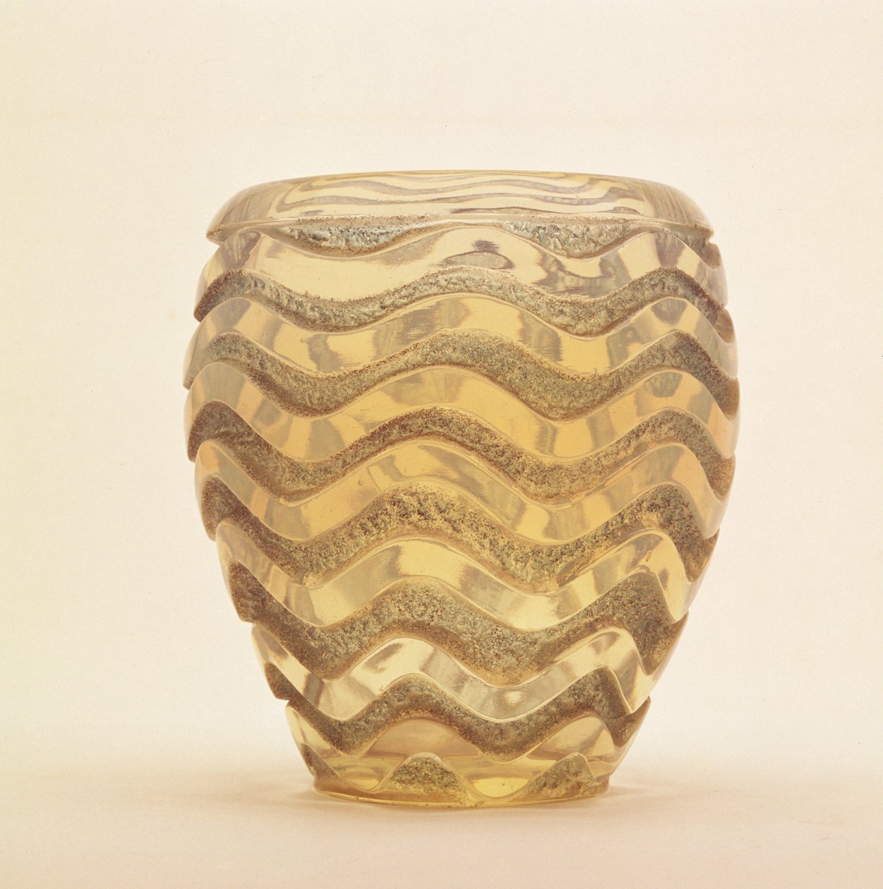 Raskas muotoiltu maljakko, jossa aaltokuvio kiillotetussa kohokuviossa, Lalique, n. 1902 tekijältä Rene Jules Lalique