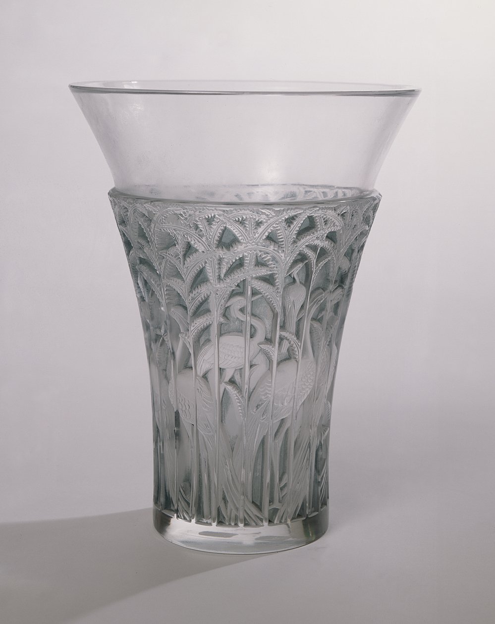 Ibis-maljakko, 1934 (himmeää ja sinistä lasia) tekijältä Rene Jules Lalique