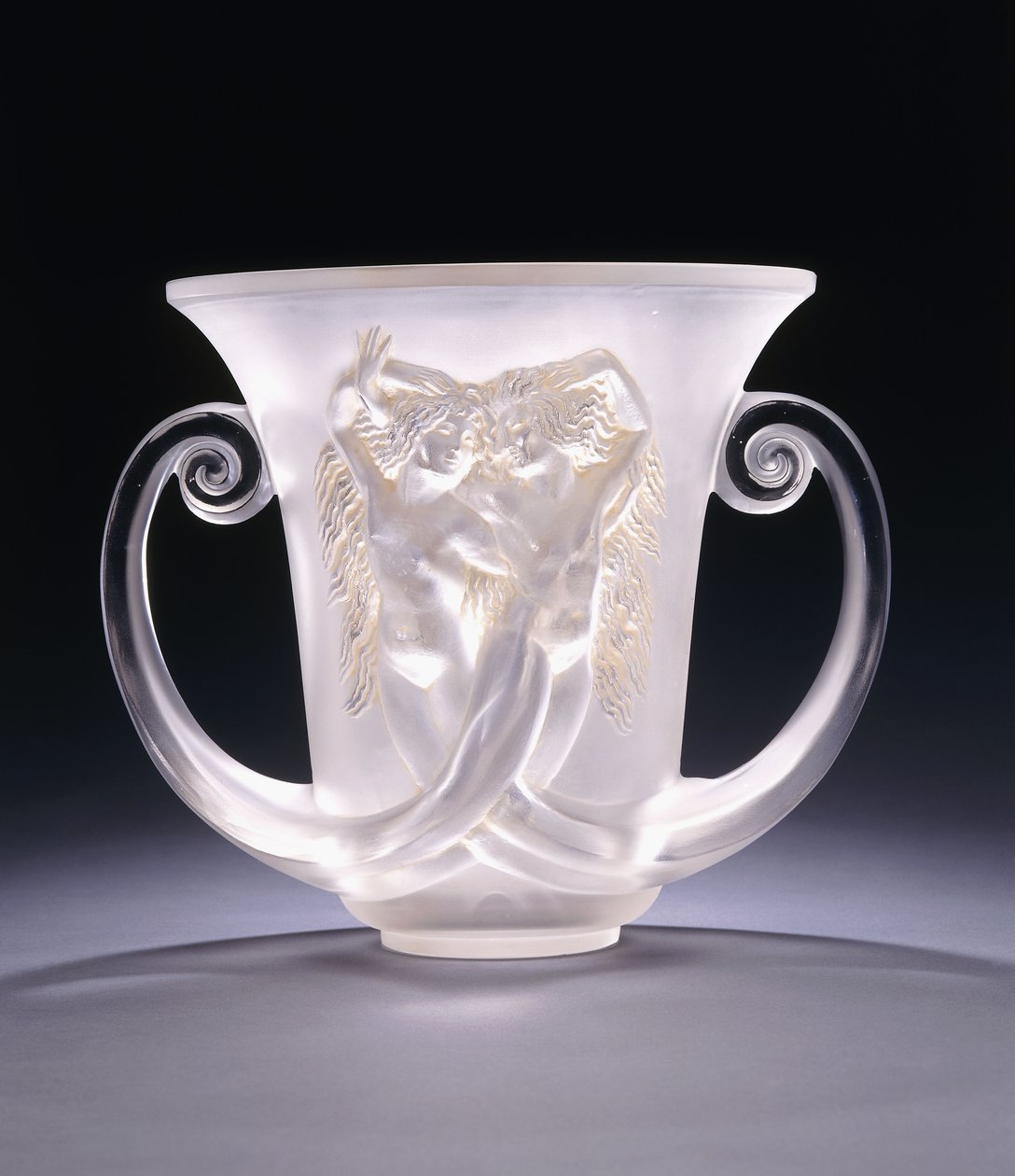 Nadica; hyvin harvinainen muotoiltu lasimaljakko, joka kuvaa kahta merenneitoa, n. 1930-luku (lasi) tekijältä Rene Jules Lalique