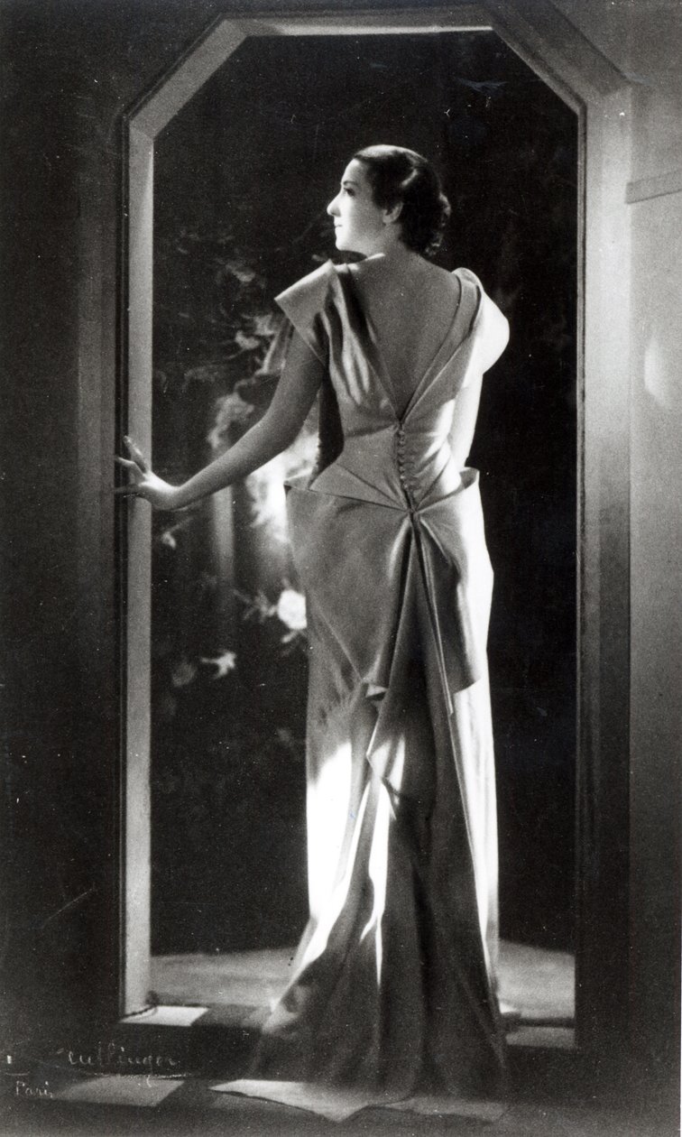 Madeleine Vionnet (1876-1975) suunnittelema mekko tekijältä Reutlinger Studio