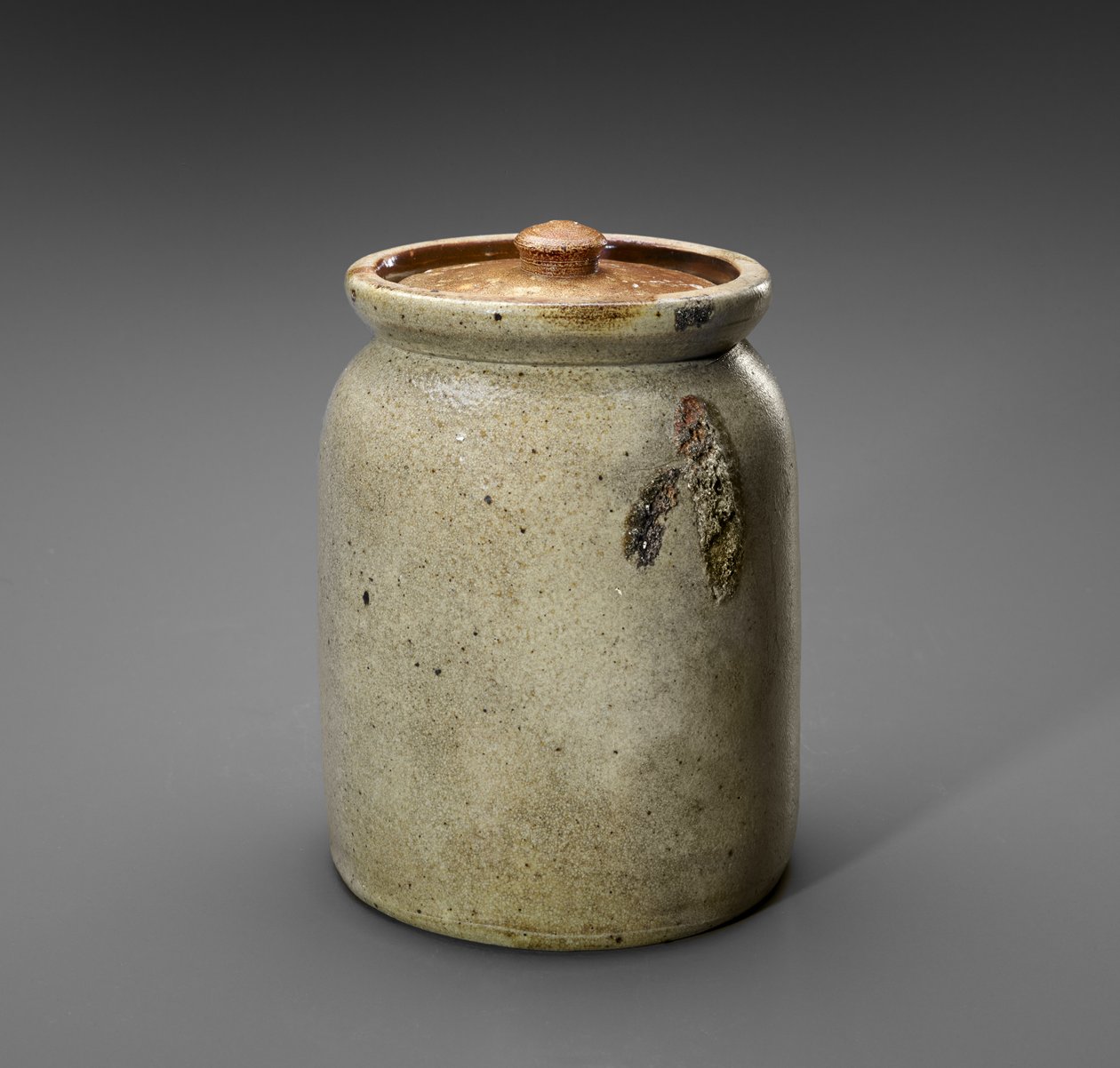 Jar, c. 1920-1935 (suolalasitettu kivitavara) tekijältä Rhonesboro Pottery Company (attr.to)