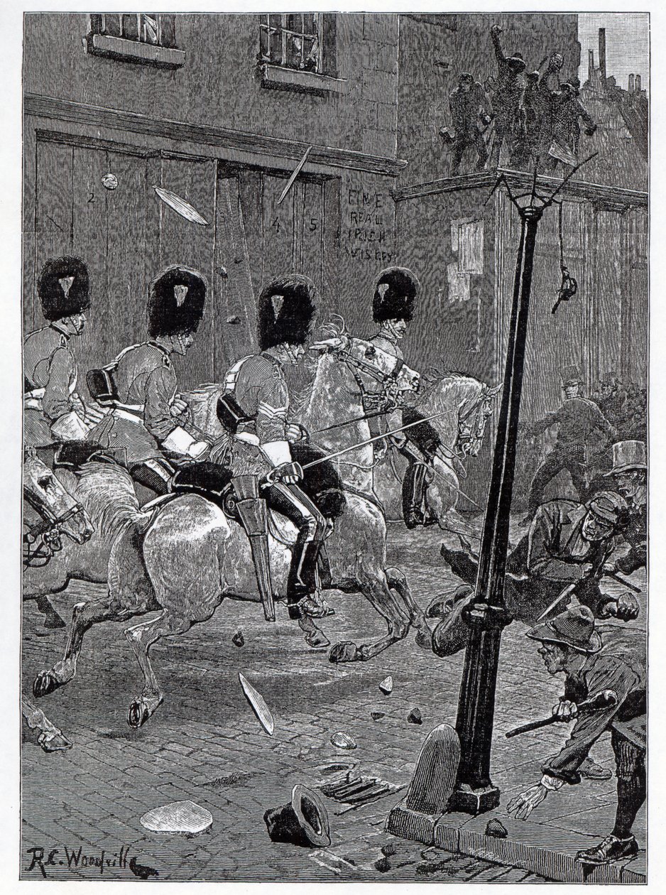 Irlannin maaliiton agitaatio: Scots Greys hyökkää väkijoukkoa vastaan Limerickissä, kuvitus The Illustrated London News -lehdestä, 29. lokakuuta 1881. tekijältä Richard Caton Woodville