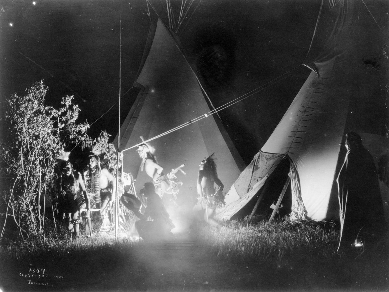 Tanssii tulenvalossa, 1907 tekijältä Richard Throssel