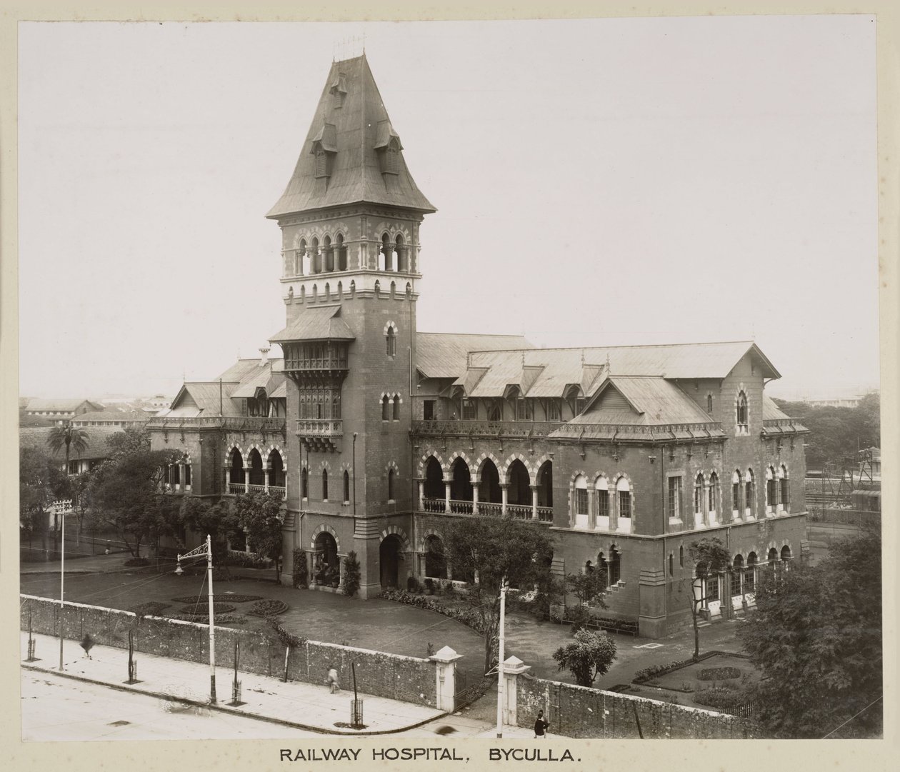 Hospitals Byculla Railway Hospital, Intia, n. 1930 tekijältä John Pardon
