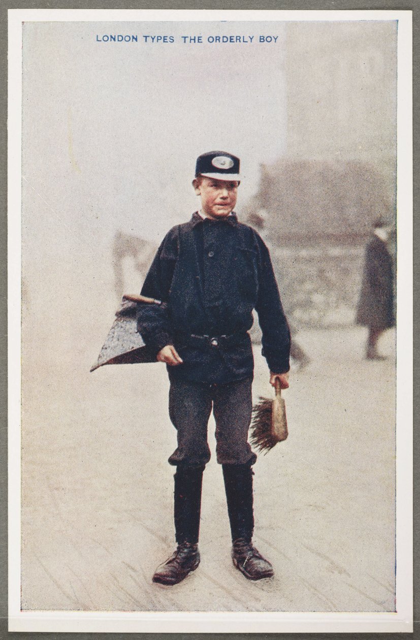 London Types: The Orderly Boy, n. 1914 Tuntemattoman valokuvaajan ottama värivalokuva Orderly Boysta, kadunsiivoojasta pannulla ja harjallaan Lontoon kaduilla ja julkaistu kirjassa "London In Color". Valokuva tekijältä John Pardon