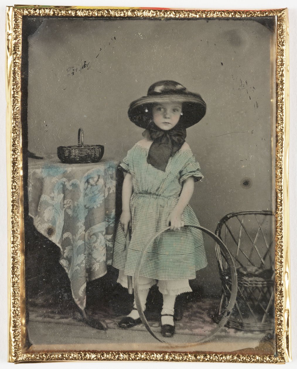 Muotokuva tytöstä pitelemässä vannetta pöydän ääressä, c 1840-1890 tekijältä John Pardon