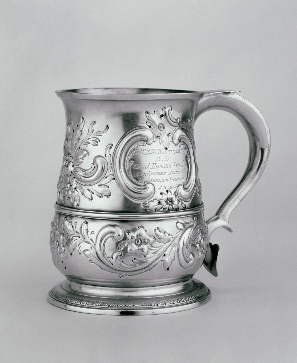 Kahvallinen muki, 1740-41, kaseerattu ja kaiverrettu n.1845 (hopea). tekijältä Richard and Cooke, Thomas Gurney