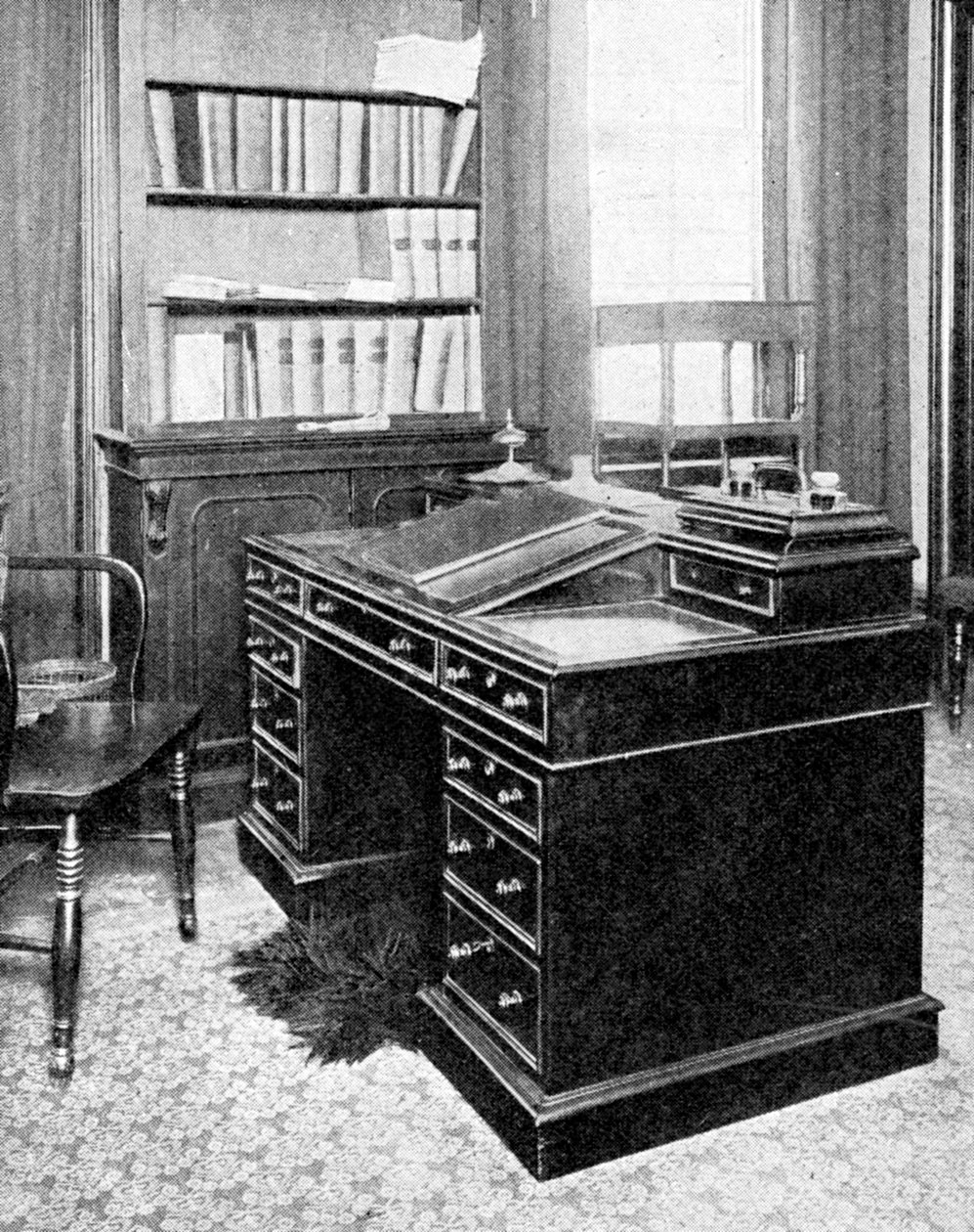 Charles Dickensin tuoli ja kirjoituspöytä, käytetty Gadshillissä, 1923. tekijältä Rischgitz Collection