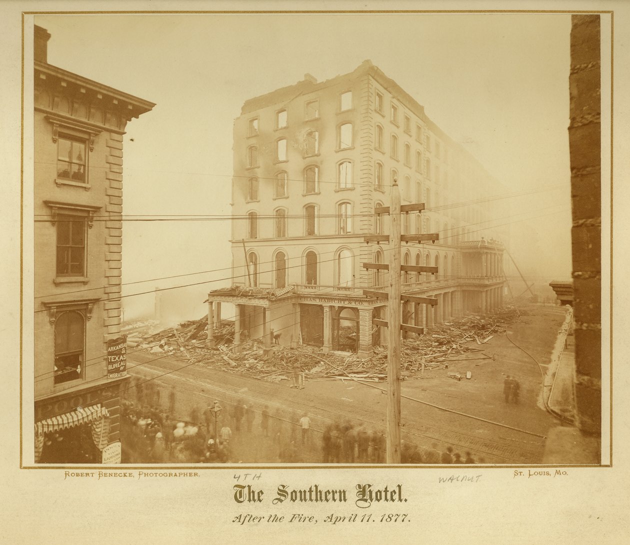 Näkymä Etelä -hotellille Fourth ja Walnut Streets tulipalon jälkeen 11. huhtikuuta 1877 tekijältä Robert Benecke