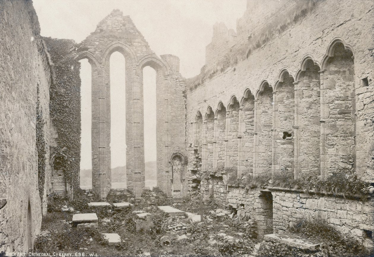 Ardfertin katedraali, valokuvannut Robert French William Lawrence Photography Studiolle, noin 1880-luku (seepiakuva) tekijältä Robert French