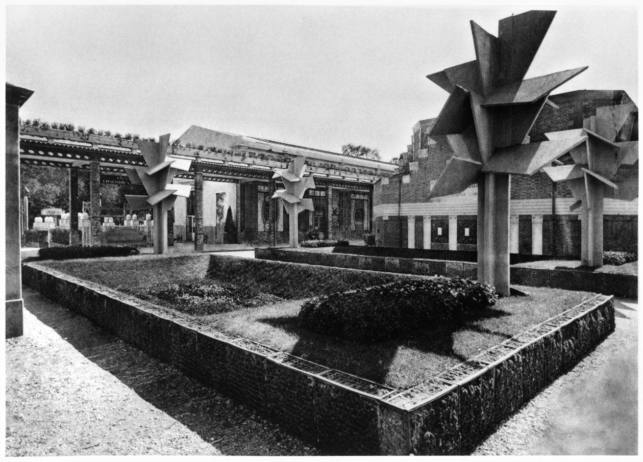 Talvipuutarha ja kubistiset betonipuut Art Deco -näyttelyssä, M. Roux-Spitzin teoksesta Exposition des Arts Decoratifs, Batiments et Jardins, Pariisi, 1925 (betoni) tekijältä Robert Mallet Stevens