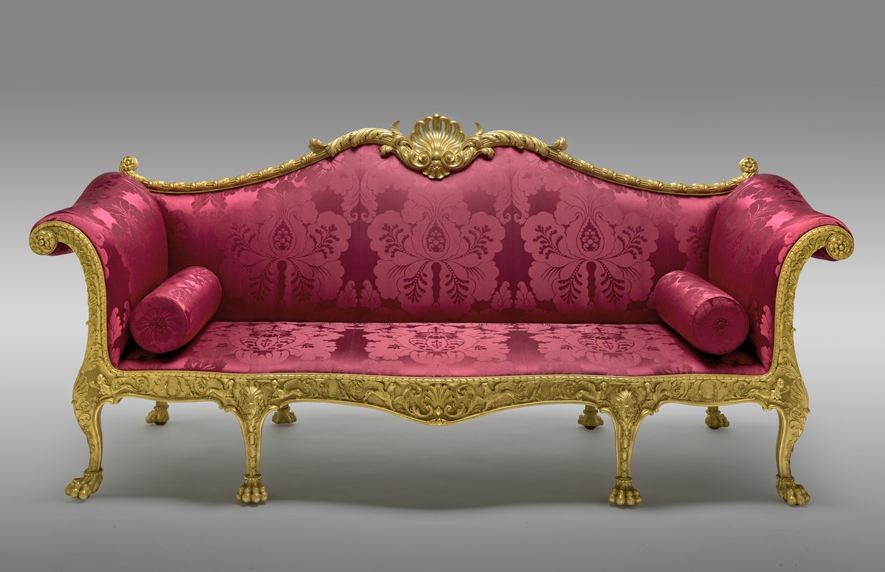 Dundas-sohva, tilattu 1764, valmistettu 1765 (kullattua mäntyä ja pyökkiä, myöhemmin silkkiverhoilu) tekijältä Robert Adam