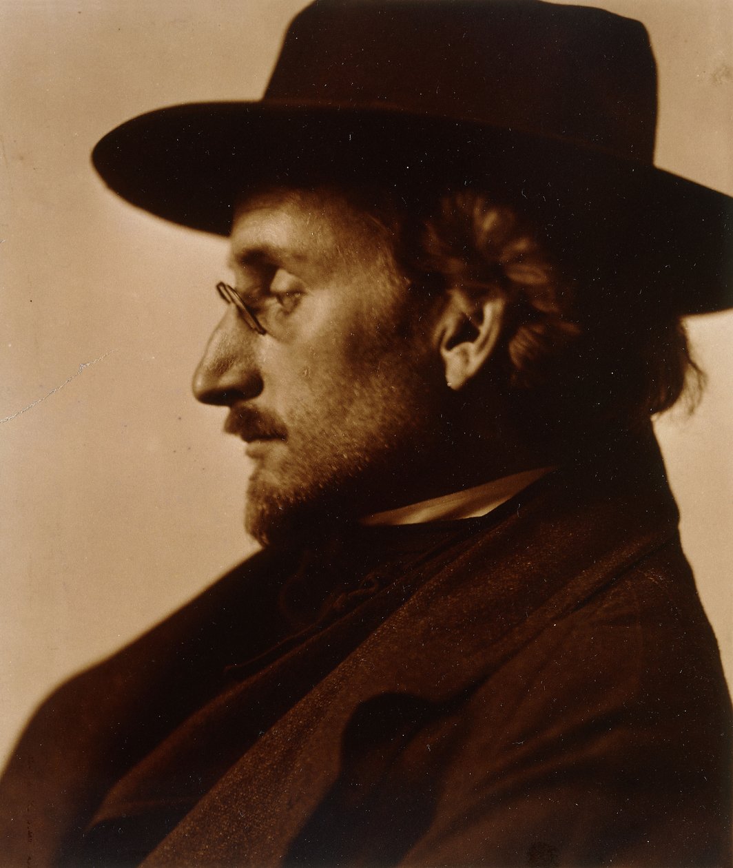 Frederick Holland Dayn muotokuva profiilissa, n. 1900-1910 (sävyinen gelatiinihopeaprintti) tekijältä Robert Demachy