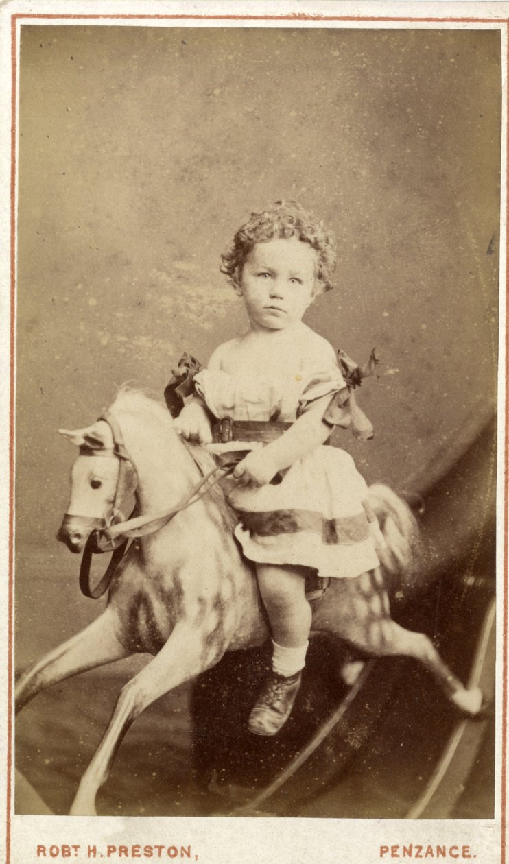 Nuori tyttö istuu keinuhevosella, 1860 (albumiprintti) tekijältä Robert H. Preston