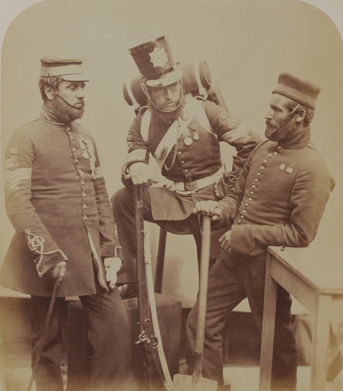 Värikersantit J. Stanton, Kester Knight ja W. Bruce, Royal Sappers and Miners, 1856 (seepiakuva). tekijältä Robert Howlett