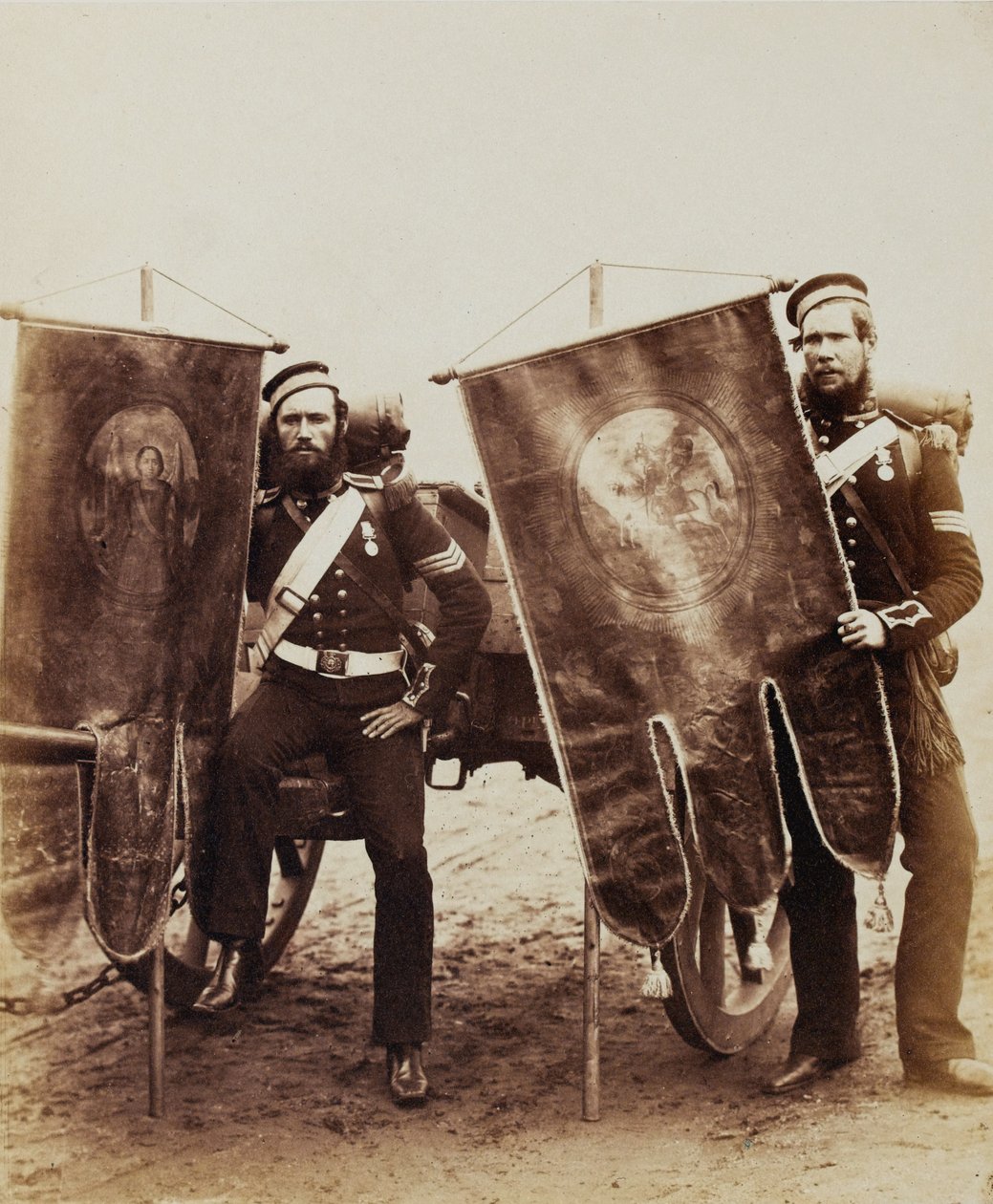 Yrityskersantti Christy ja kersantti McGifford, Royal Artillery, 1856 (seepiakuva) tekijältä Robert Howlett