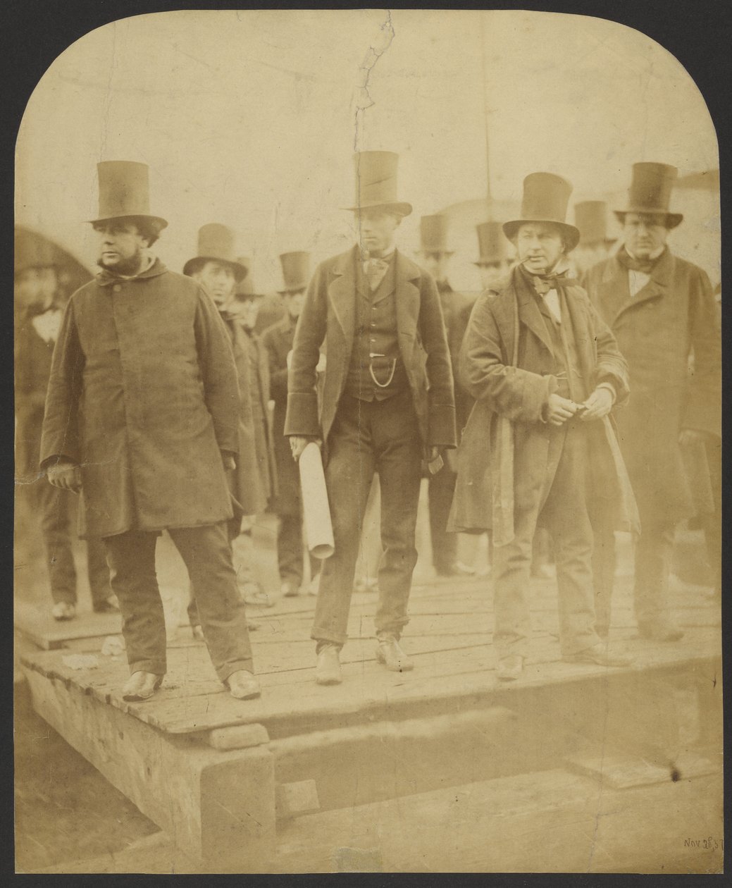[Ryhmämuotokuva: J. Scott Russell, Henry Wakefield, Isambard Kingdom Brunel, Lord Derby] tekijältä Robert Howlett