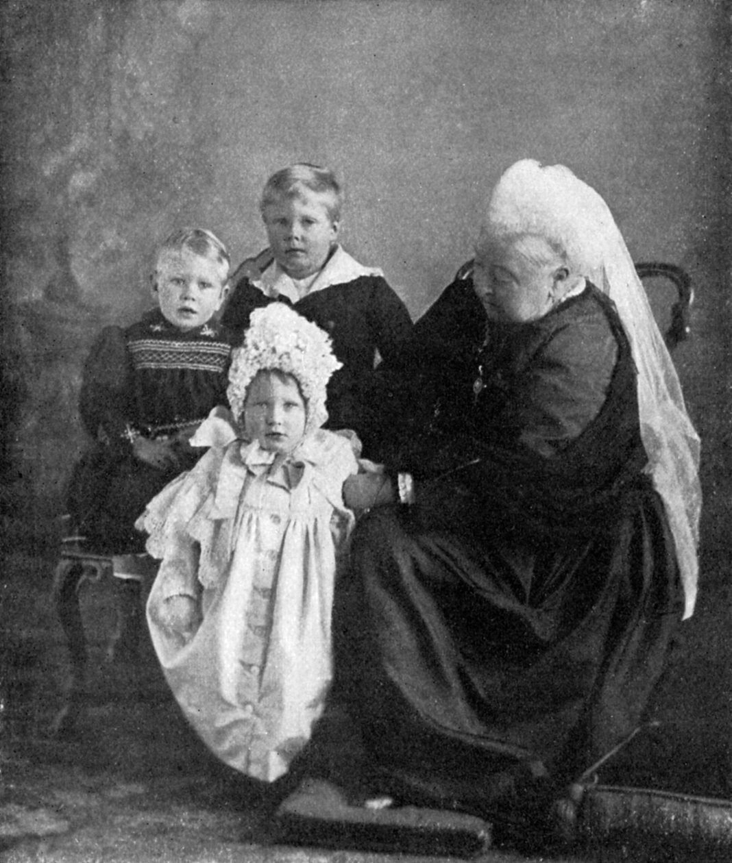 Kuningatar Victoria Yorkin herttuan ja herttuattaren lasten kanssa, 1901. tekijältä Robert Milne