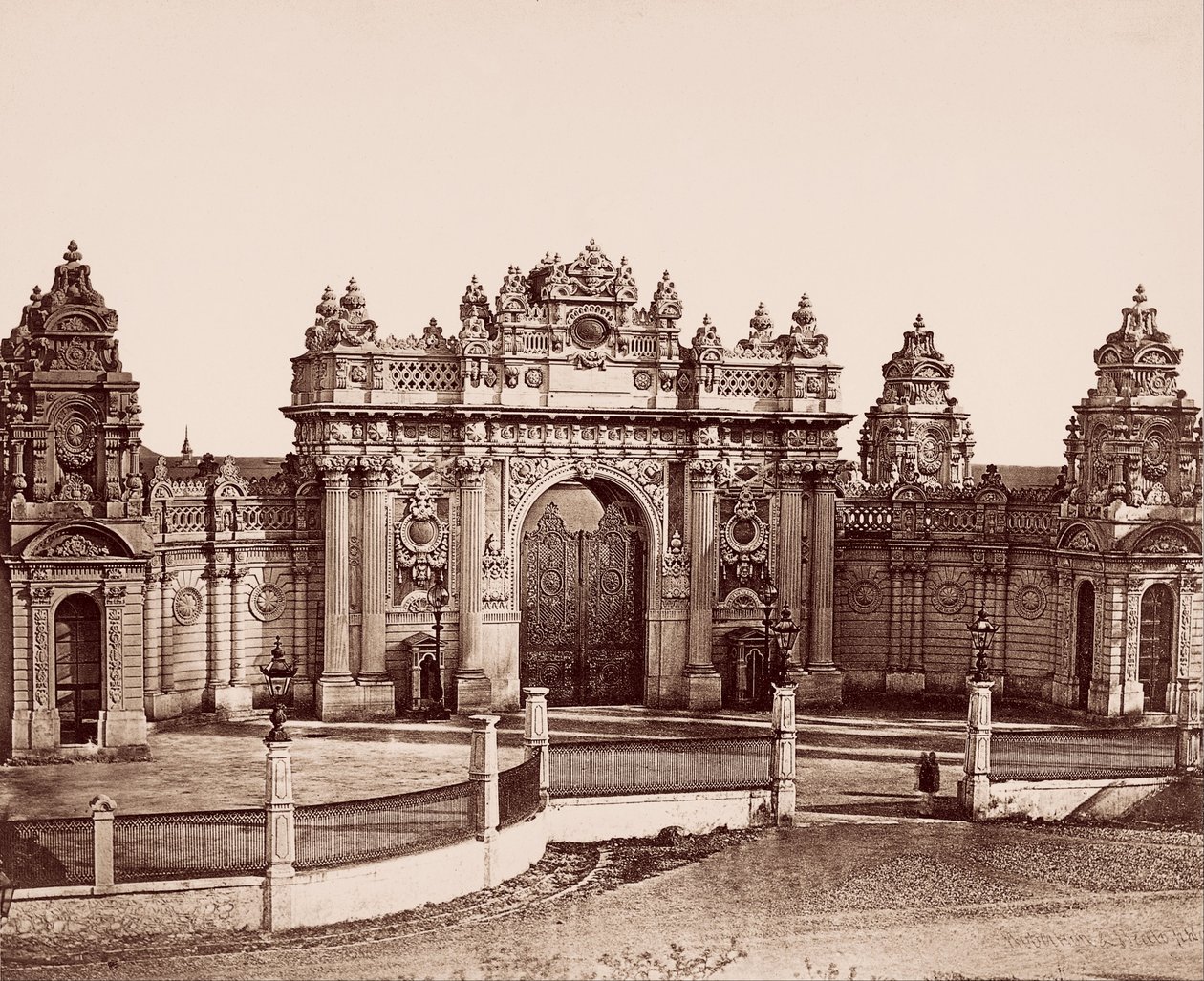 Dolmabahçen palatsi Keisarillinen portti tekijältä Robertson and Beato