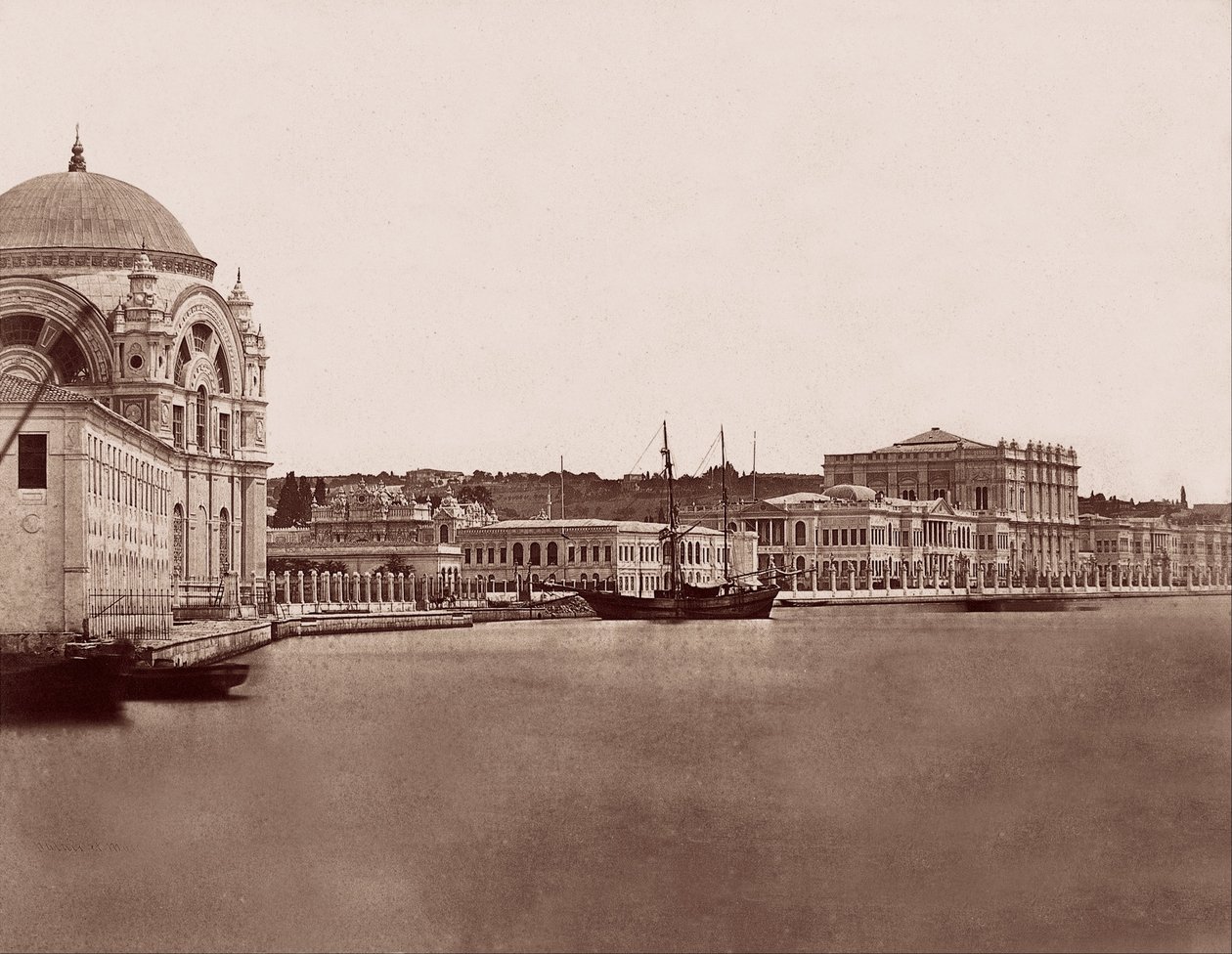 Dolmabahçen palatsi ja moskeija tekijältä Robertson and Beato