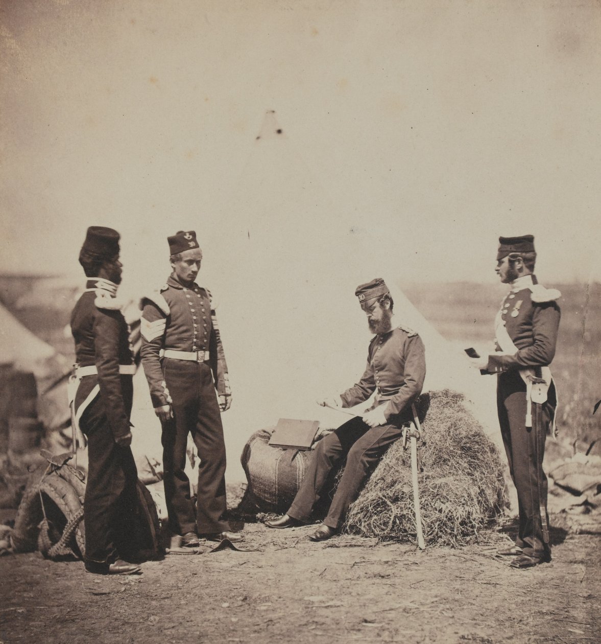 Kapteeni Mark Walker, 30. (Cambridgeshiren) jalkaväkirykmentti, lukemassa yleiskäskyjä, Krimin sotaan liittyvästä 52 valokuvan albumista, 1855. tekijältä Roger Fenton
