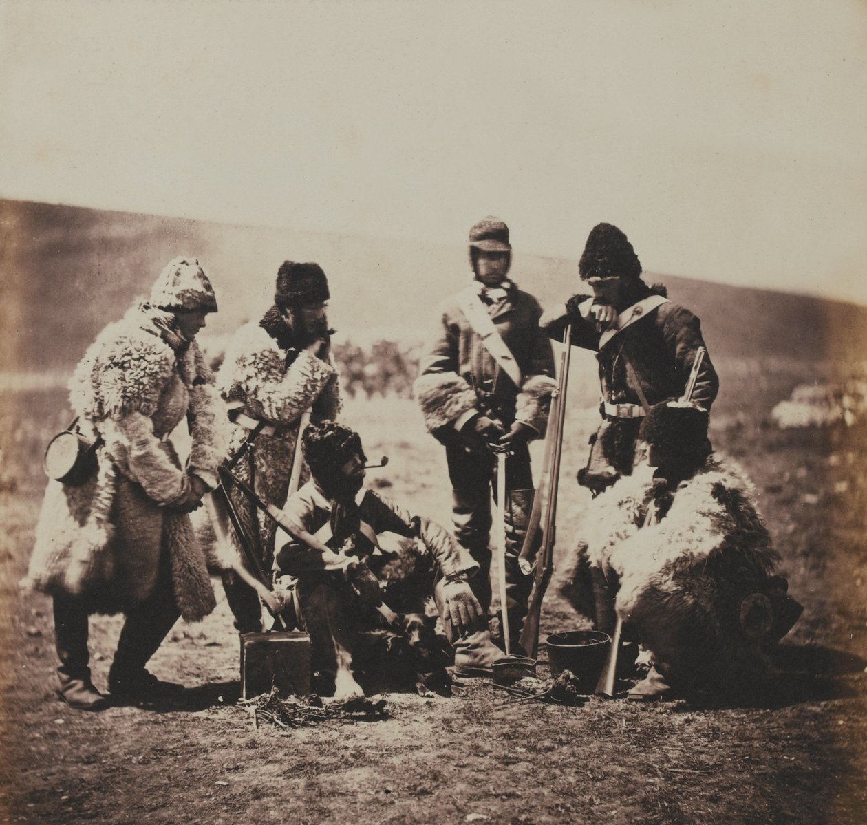 Kapteeni Pechell ja 77. (East Middlesex) jalkaväkirykmentin miehiä talvipuvussa, Krimin sotaan liittyvistä 52 valokuvasta koostuvasta albumista. tekijältä Roger Fenton