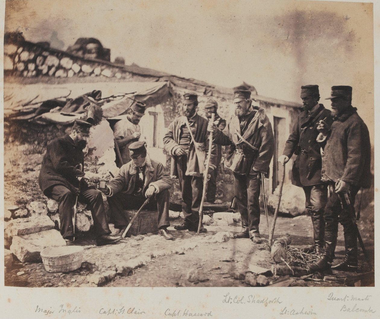 Everstiluutnantti Thomas Shadforth ja 57. (West Middlesexin) jalkaväkirykmentin upseereita, Krimin sotaan liittyvästä 52 valokuvan albumista, 1855. tekijältä Roger Fenton