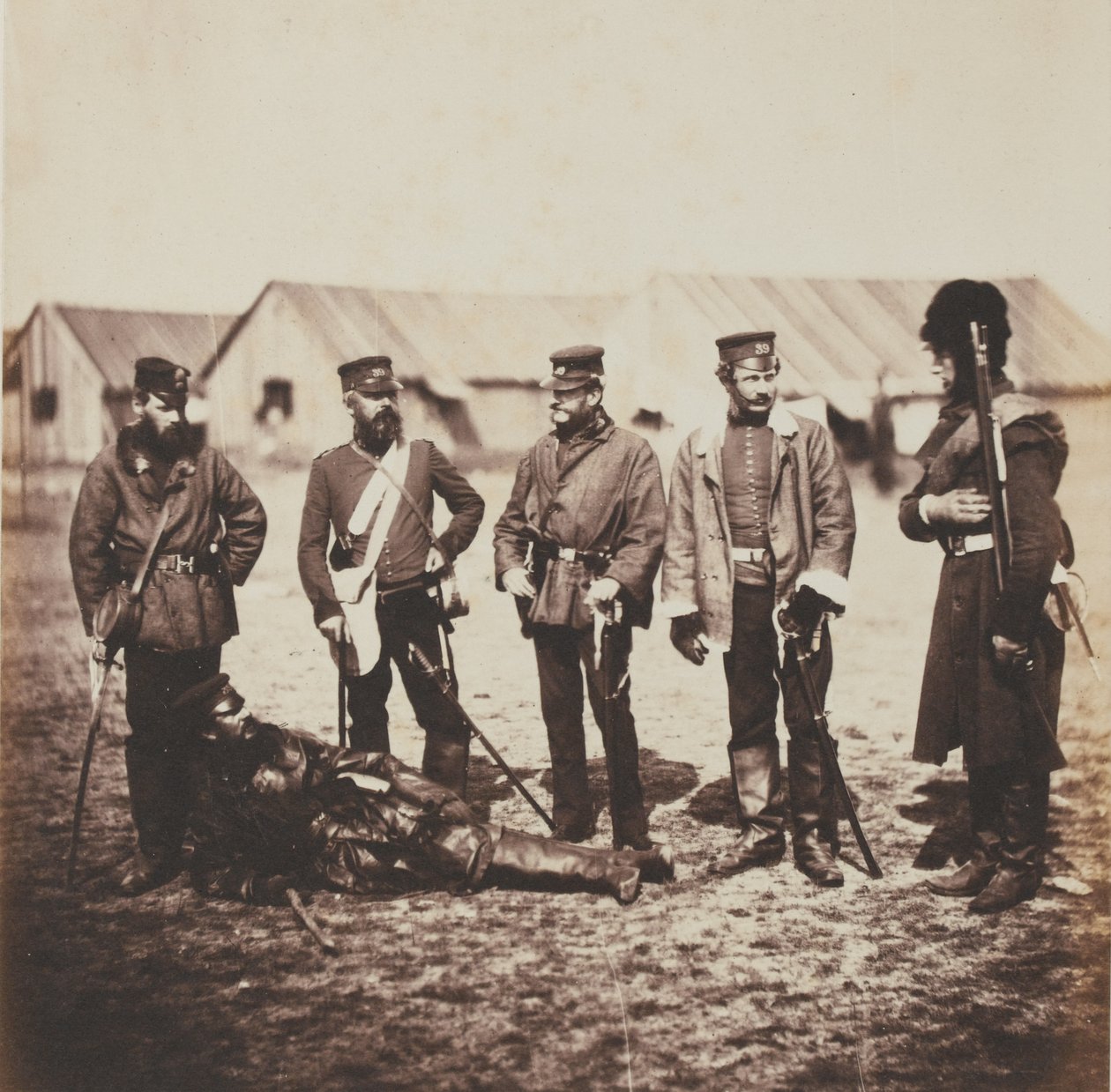 Kenraaliluutnantti William Munro ja 39. (Dorsetshiren) Footin rykmentin upseerit 52 valokuvan albumista, jotka liittyvät Krimin sotaan, 1855 tekijältä Roger Fenton