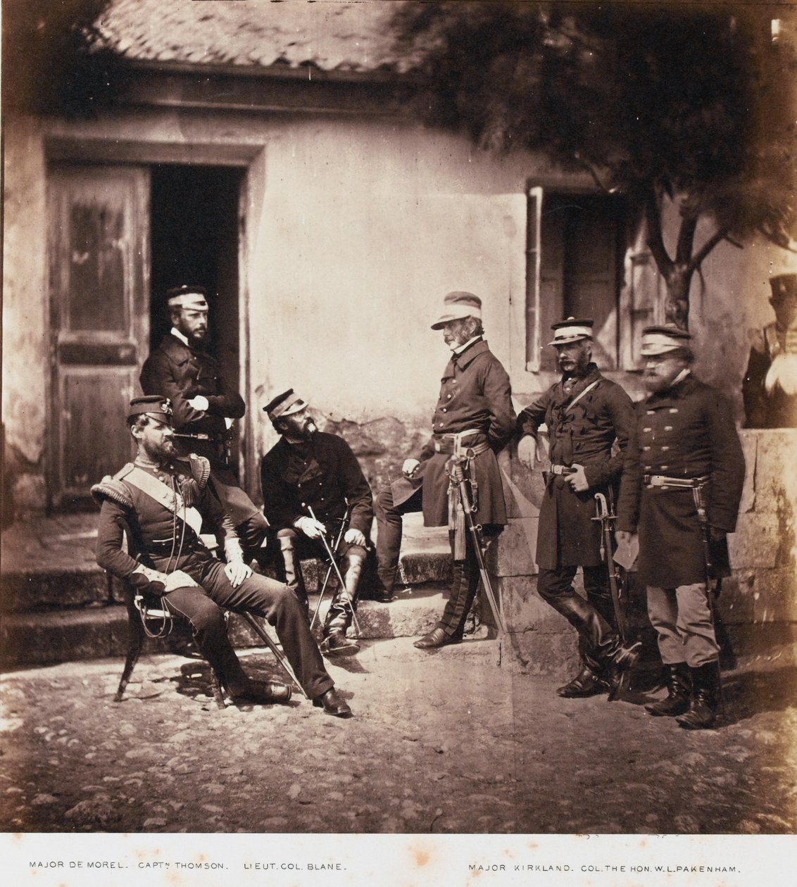 Kenraalimajuri James Bucknall Bucknall Estcourt ja Staff, 52 valokuvan albumista, jotka liittyvät Krimin sotaan, 1855 tekijältä Roger Fenton