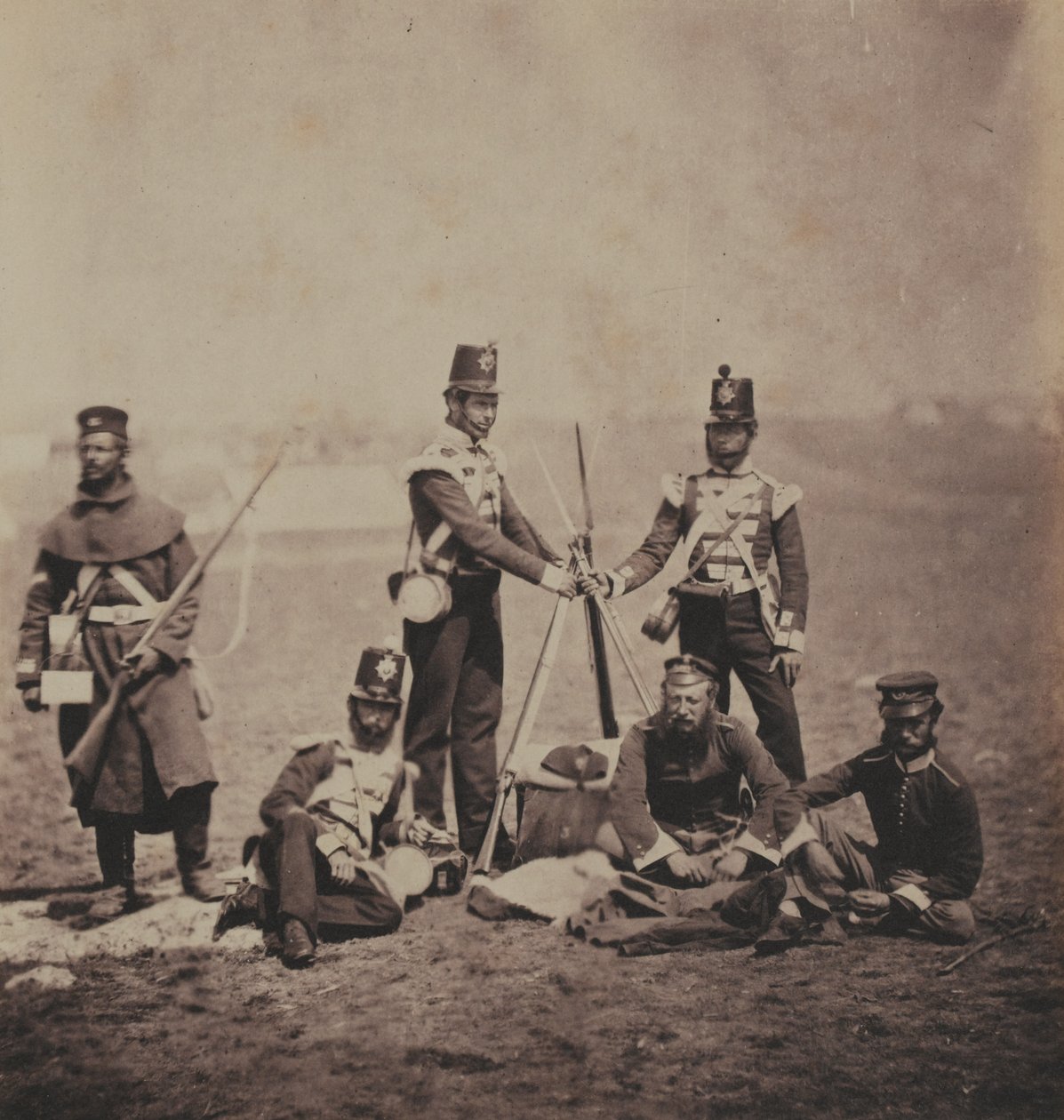 Upseerit ja miehet 3. (East Kent) Footin rykmentistä (The Buffs) 52 valokuvan albumista, jotka liittyvät Krimin sotaan, 1855 tekijältä Roger Fenton