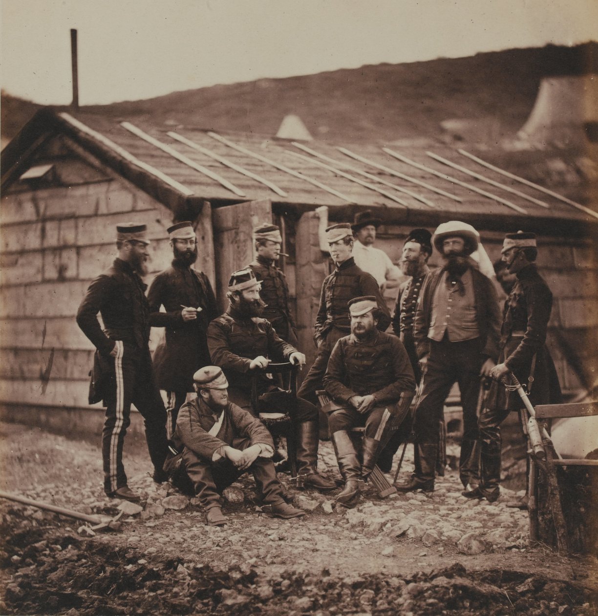 4. (Kuningattaren oman) Light Dragoons -rykmentin upseerit 52 valokuvan albumista, jotka liittyvät Krimin sotaan, 1855 tekijältä Roger Fenton