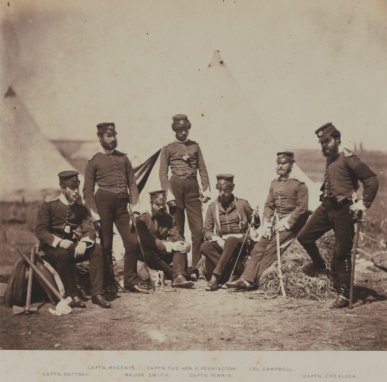 90. (Perthshire Volunteers) (kevytjalkaväki) rykmentin upseerit 52 valokuvan albumista, jotka liittyvät Krimin sotaan, 1855 tekijältä Roger Fenton