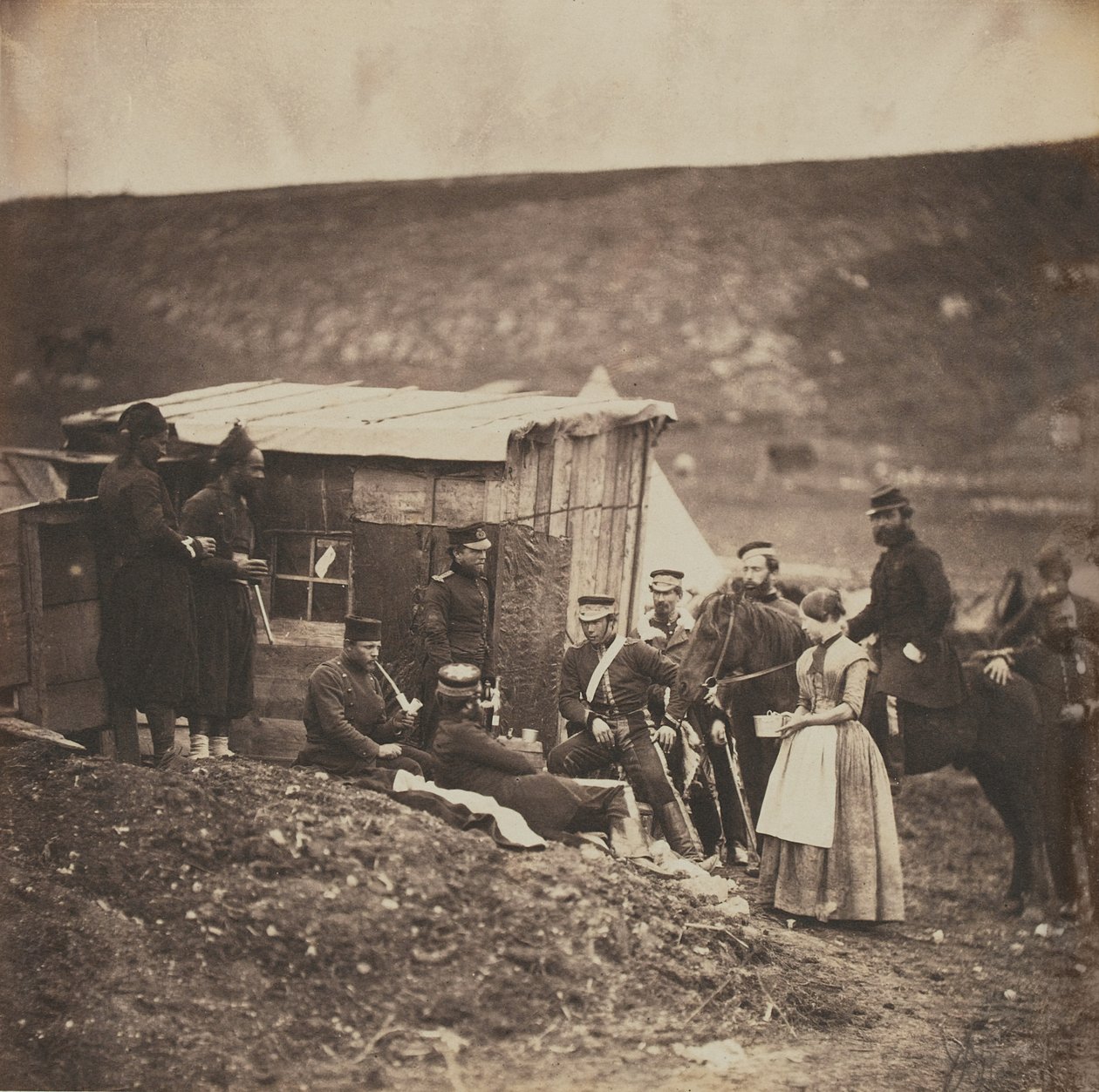 Ranskalaisten ja englantilaisten joukkojen ryhmä 4. draguunikaartin leirissä, Krimin sotaan liittyvästä 52 valokuvan albumista, 1855. tekijältä Roger Fenton
