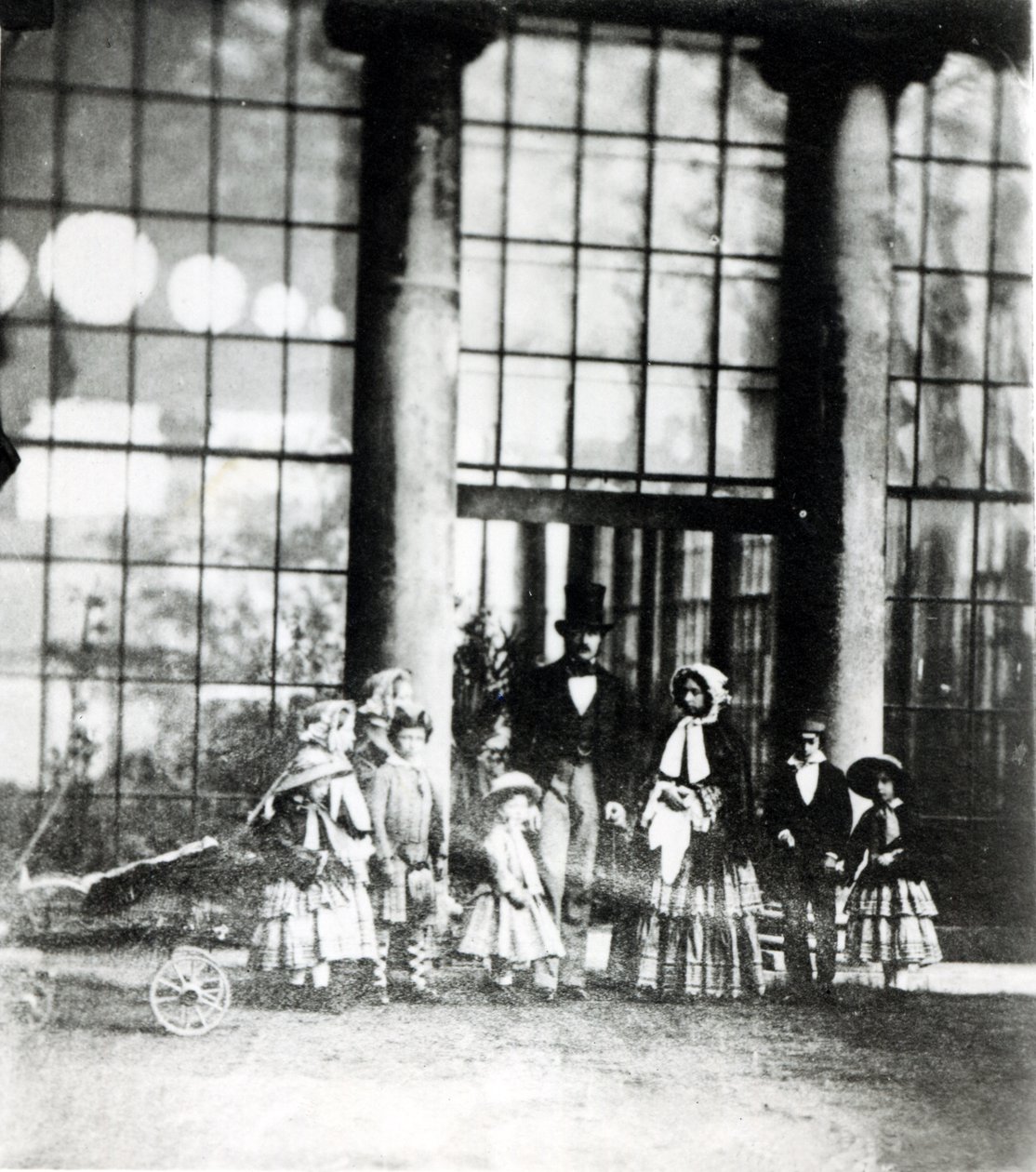 Kuningatar Victoria ja prinssi Albert lastensa kanssa tekijältä Roger Fenton
