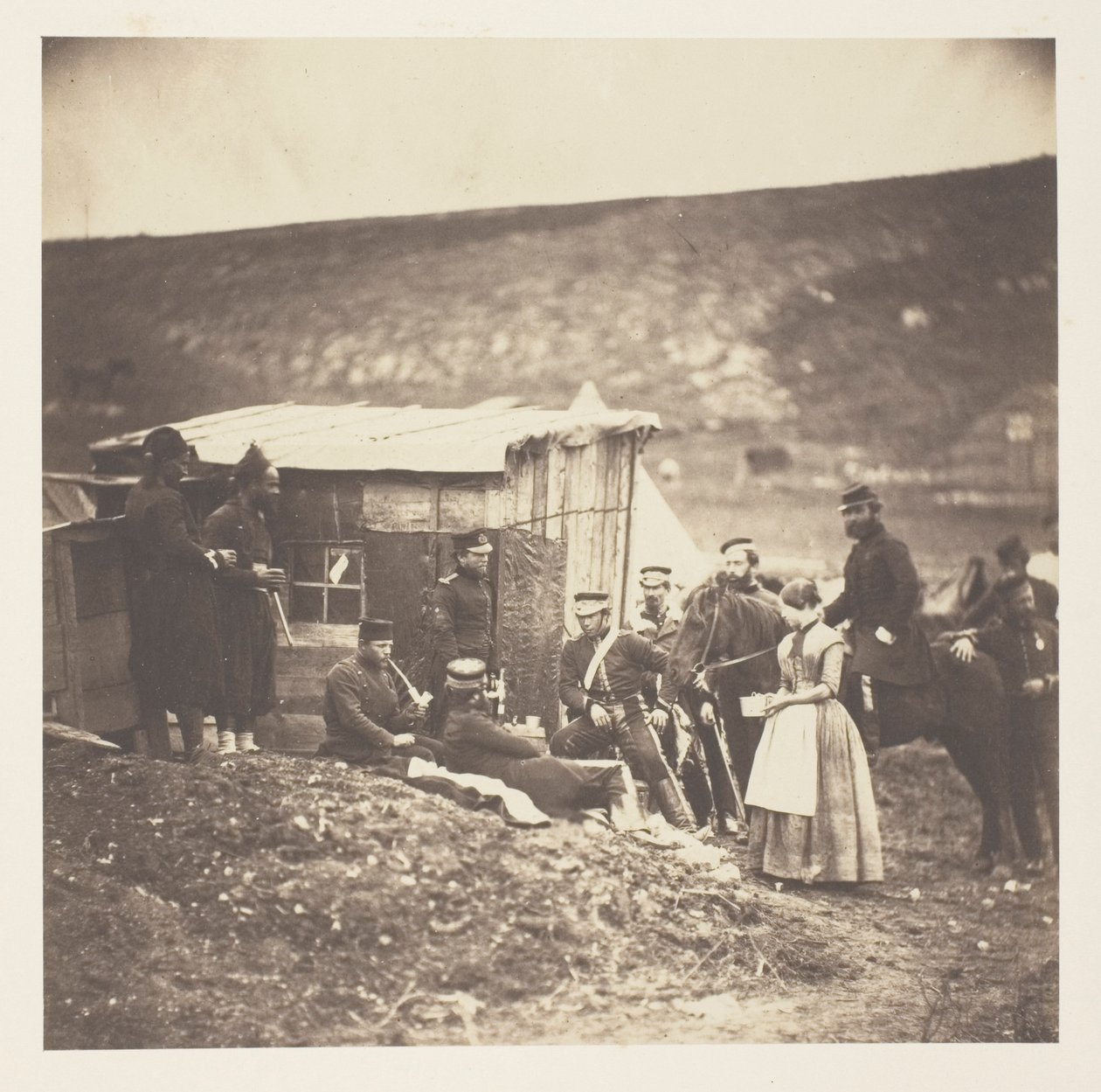 4. rakuunakaartin leiri, seurue juhlimassa, ranskalaisia ja englantilaisia tekijältä Roger Fenton