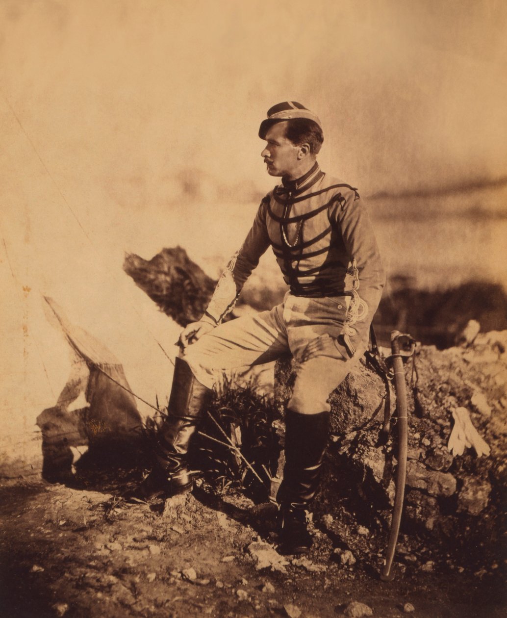 Kapteeni Thomas, kenraali Pierre Bosquetin avustaja, istuva täyspitkä muotokuva univormussa miekalla, Krimin sota, Krim, Ukraina tekijältä Roger Fenton