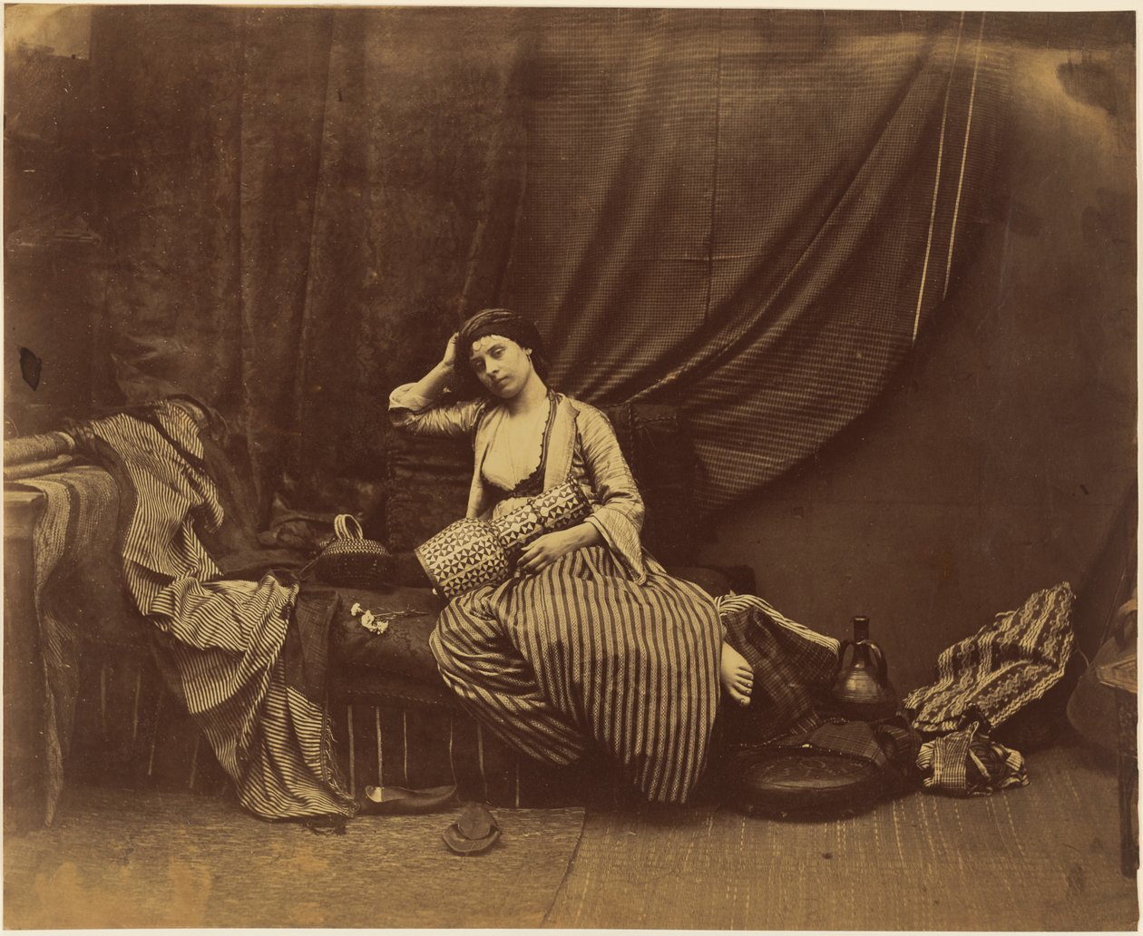 Mietiskelevä odaliski tekijältä Roger Fenton