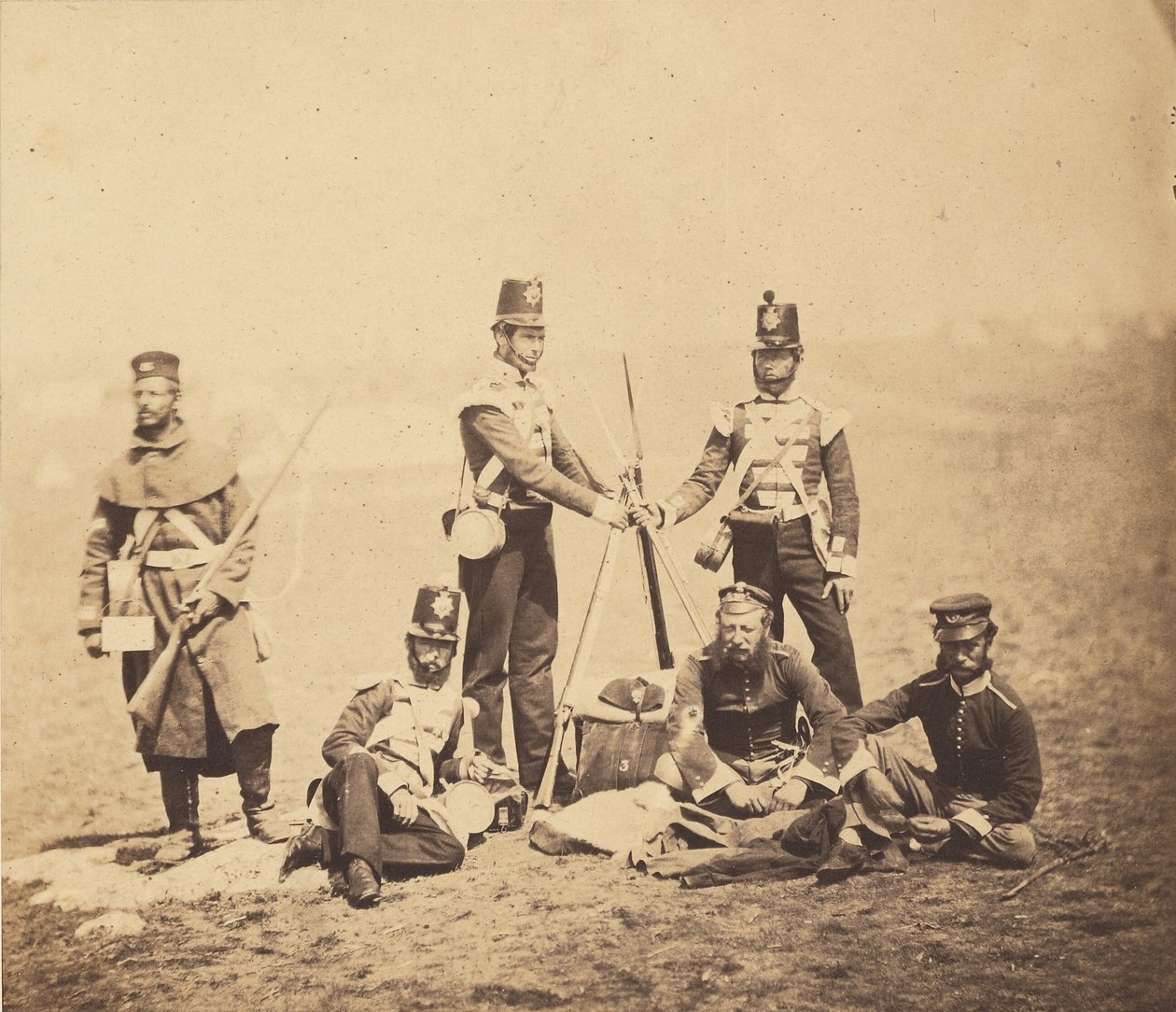 Englantilainen jalkaväki kokoaa aseet pinoon. tekijältä Roger Fenton