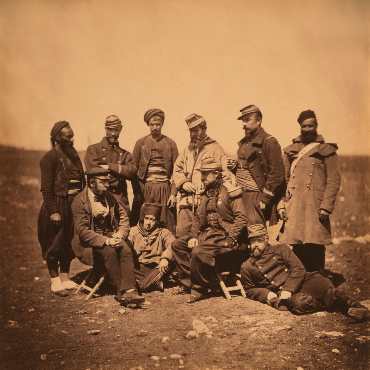 Ranskalainen kenraali Cisse ja joukko upseereita ja sotilaita, muotokuva eri tyyleissä univormuissa; a Zouave seisoo vasemmalla, Krimin sota, Krim, Ukraina tekijältä Roger Fenton