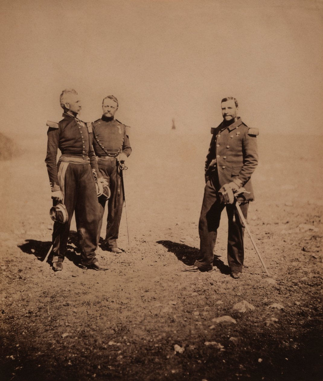 Ranskan kenraalit Labousiniere ja Beuret seisomassa kolmannen upseerin kanssa, Krimin sota, Krim, Ukraina tekijältä Roger Fenton