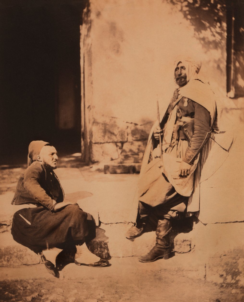 Täyspitkä muotokuva istuvasta Zouavesta ja pysyvästä spahi-upseerista, muotokuva, Krimin sota, Krim, Ukraina tekijältä Roger Fenton