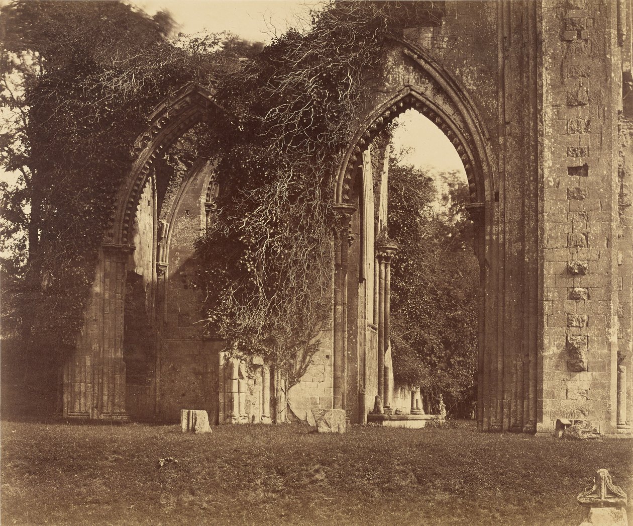 Glastonbury Abbey, pohjoisen sivulaivan kaaret tekijältä Roger Fenton