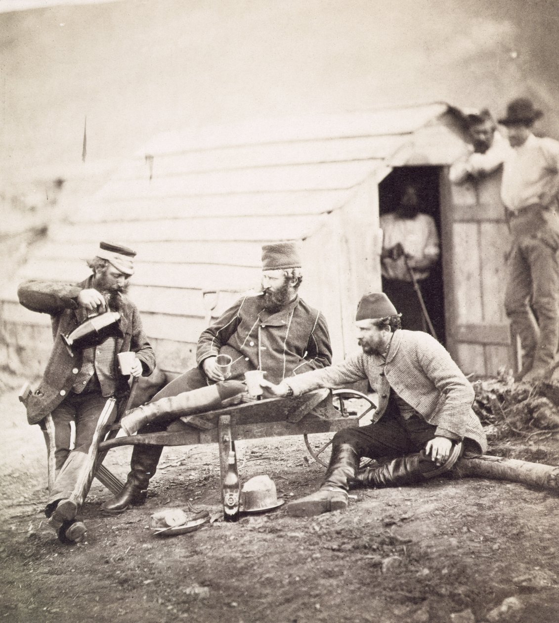 Hardships in the Camp (eversti Lowe ja kapteenit Brown ja George), 1855 (albumiiniprintti märästä kolloodianegatiivista) tekijältä Roger Fenton