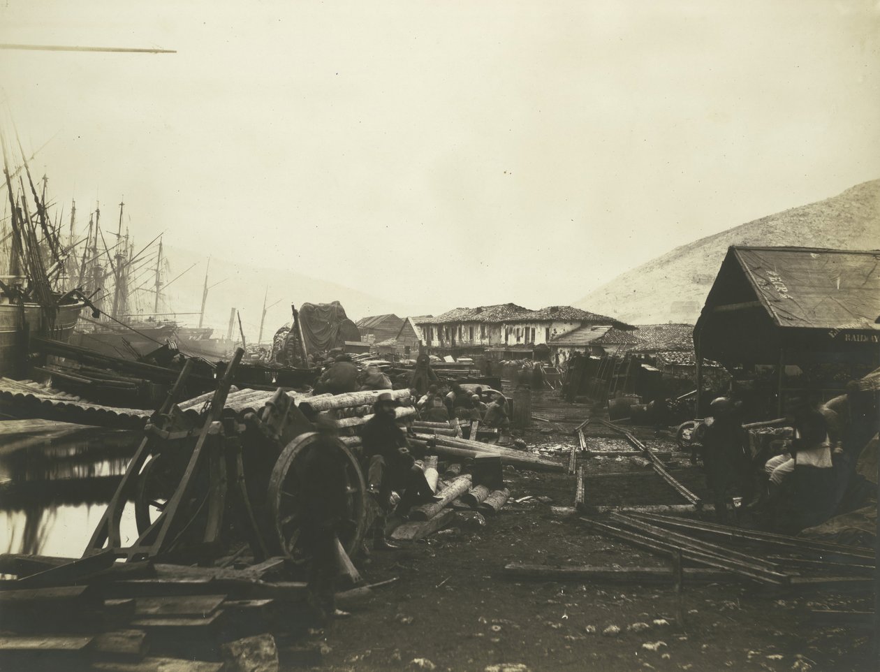 Laskeutumispaikka, rautatieliikkeet, Balaklava, 1855. tekijältä Roger Fenton
