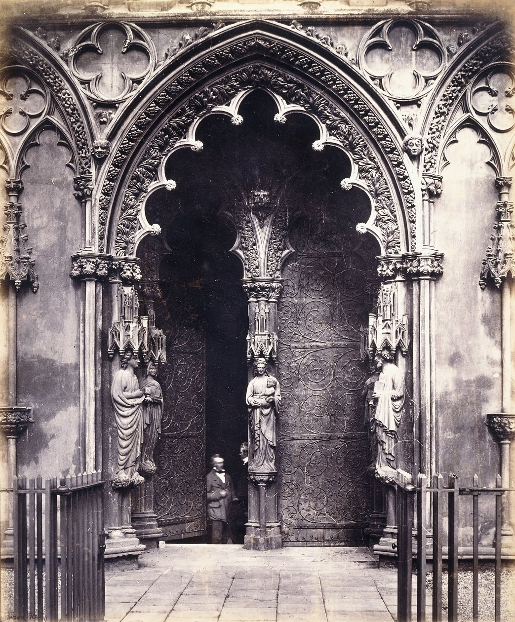 Lichfield: West Porch tekijältä Roger Fenton